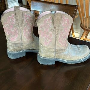 Women’s Ariat cowgirl boots, like new, wore once. Size 10.